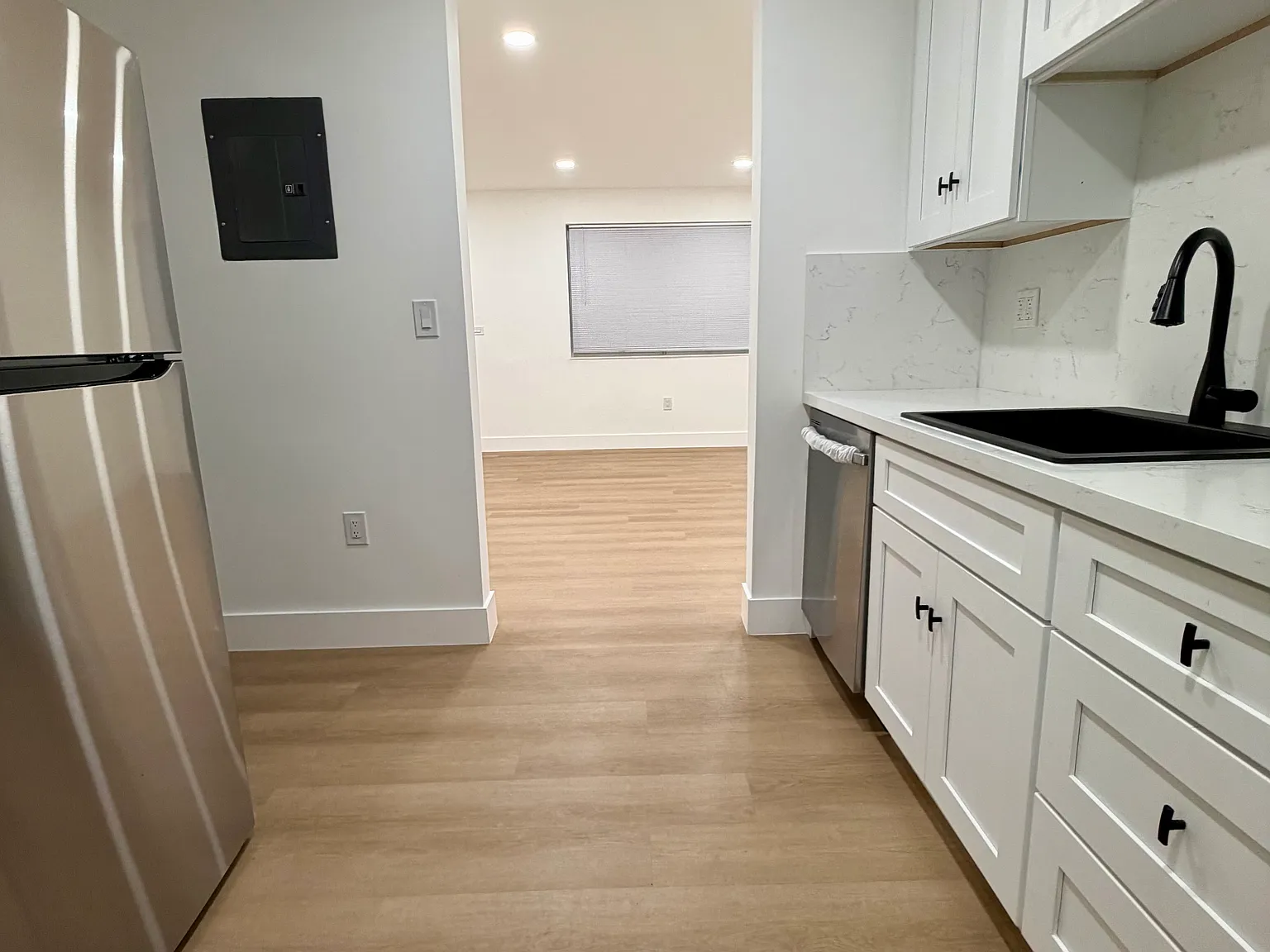 2 bed, 650 sqft, $2,400 — Photo 3