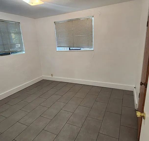 111 E Plum St — Photo 28