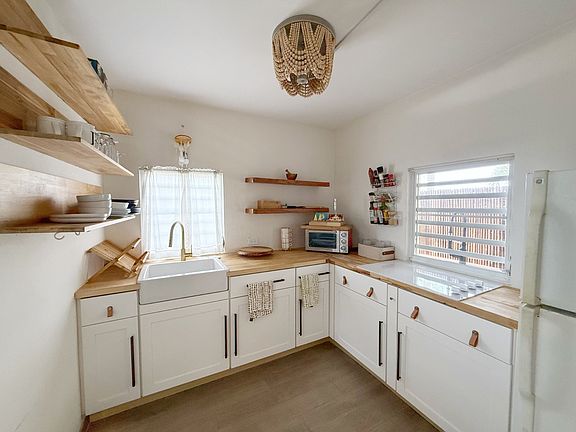 3rd image of 413 Sector Collazo