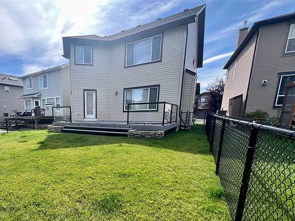 3rd image of 18 W Drake Landing Cres