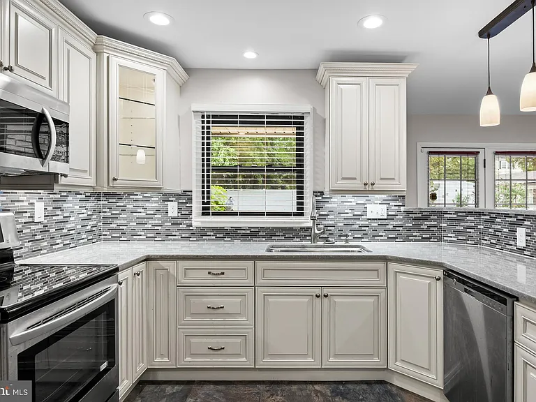 10 Traynor Ln — Photo 9