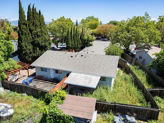 4th image of 863-865 San Juan Dr