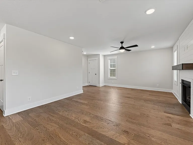 393 Frontier Dr — Photo 10
