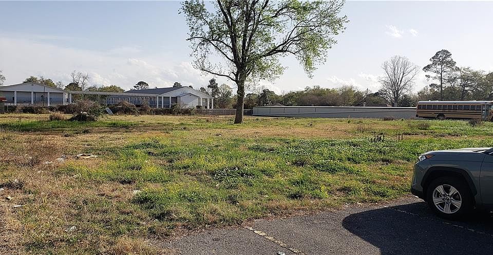 1st image of 700 Macarthur Dr