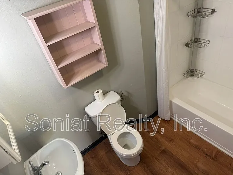 1461 N Robertson St — Photo 15