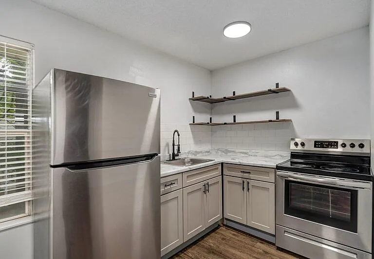1138 E Walnut St #5 — Photo 3