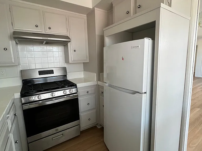 592 N Wilson Ave #7 — Photo 7