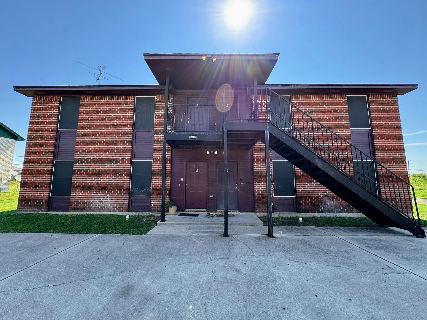 1902 Windward Dr — Photo 1