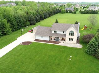W281N8552 Hideaway Dr, Hartland, WI 53029