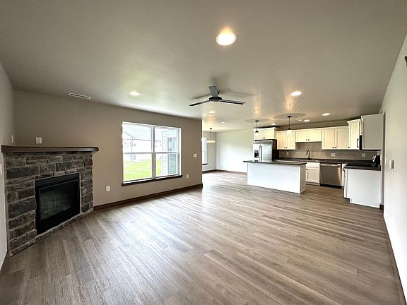 5th image of 716 Hillside Dr