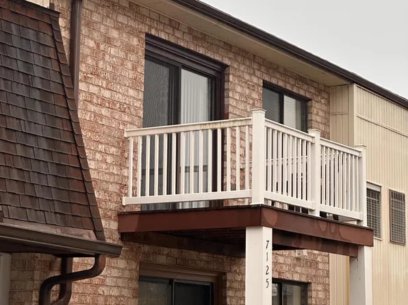 7125 Hilltop Dr, Brookhaven, PA 19015