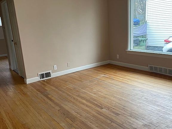 5th image of 14951 Hanfor Ave