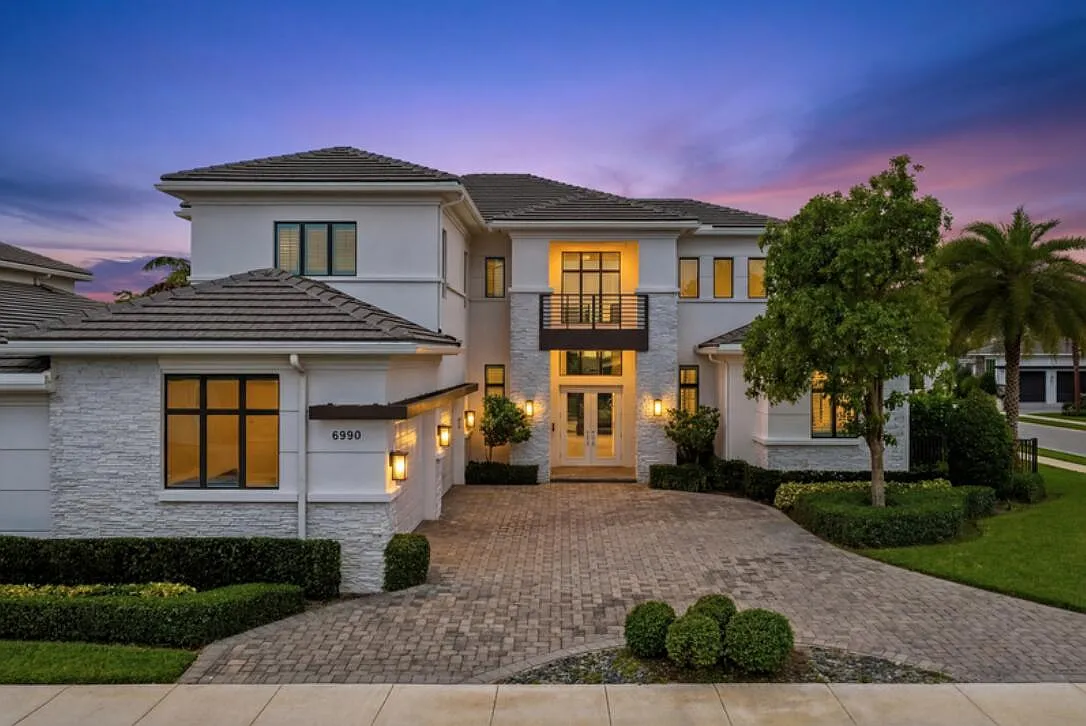 6 bed, 5.5 bath, 4793 sqft, $25,000 — Photo 1