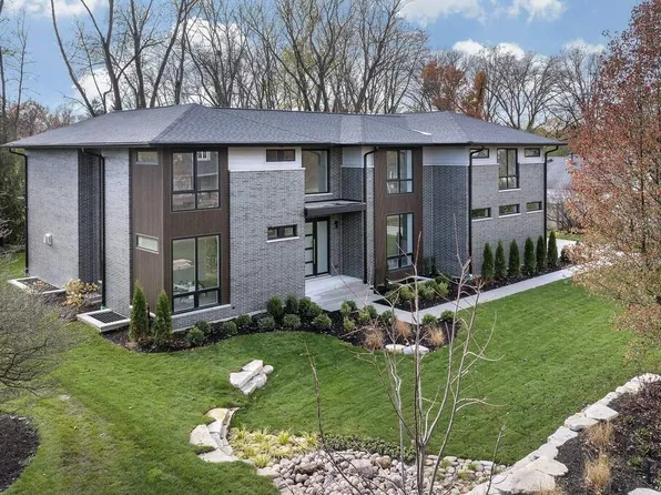 2136 Drury Ln, Northfield, IL 60093