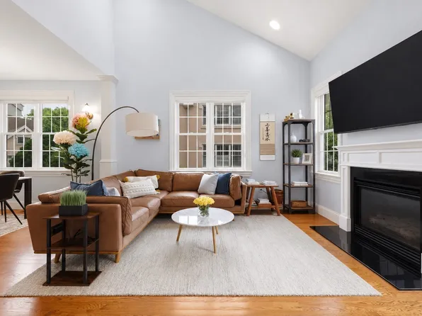 287 Langley Rd Unit 38, Newton, MA 02459