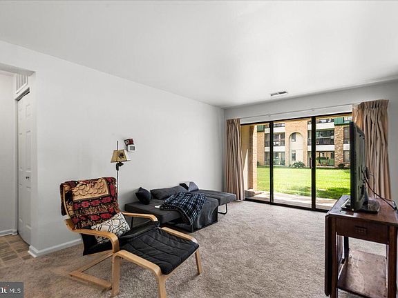 3rd image of 1006 Brinker Dr APT 102