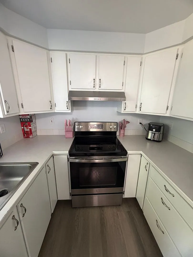 3 bed 2 bath Furnished Single Family Home Utilities and Wi-Fi included — Photo 4