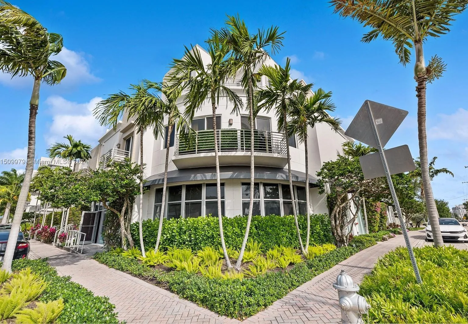 2 bed, 2.0 bath, 1083 sqft, $4,100 — Photo 2