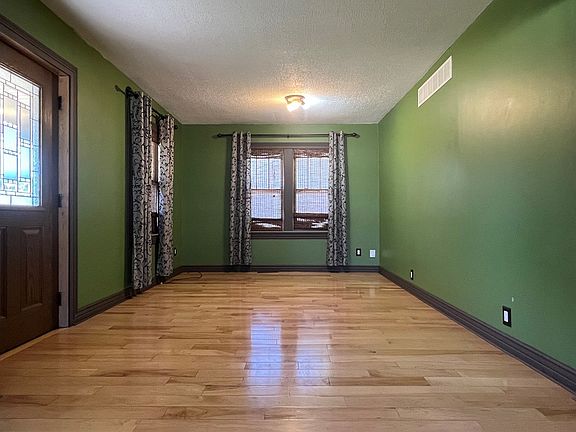 2nd image of 900 Sheridan St