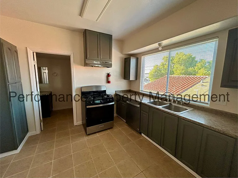 Chester Ave 801 — Photo 3