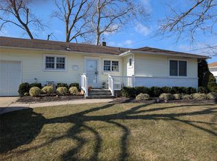 7 Brian St, Plainview, NY 11803