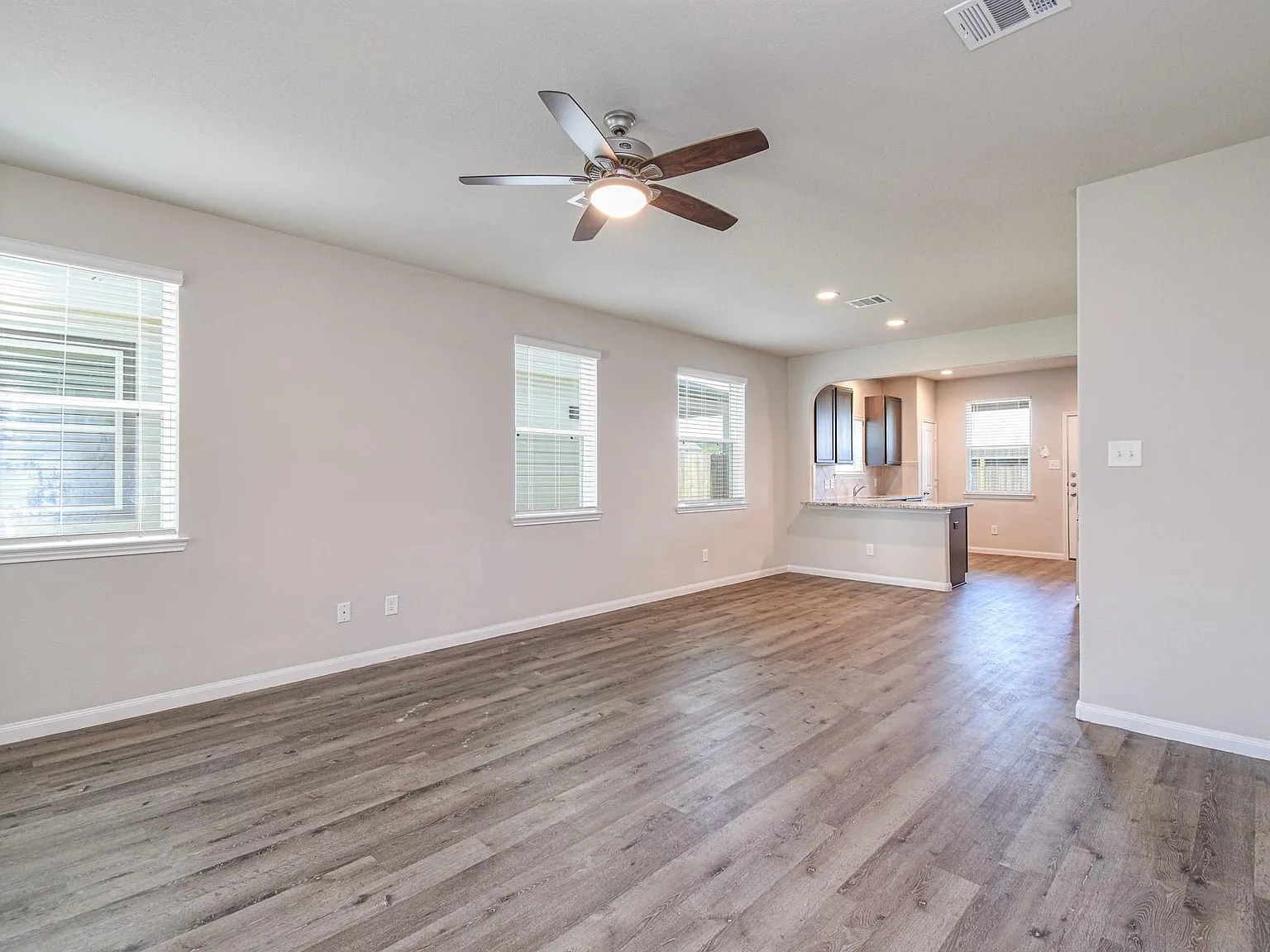 4 bed, 2.5 bath, 2150 sqft, $2,150 — Photo 3