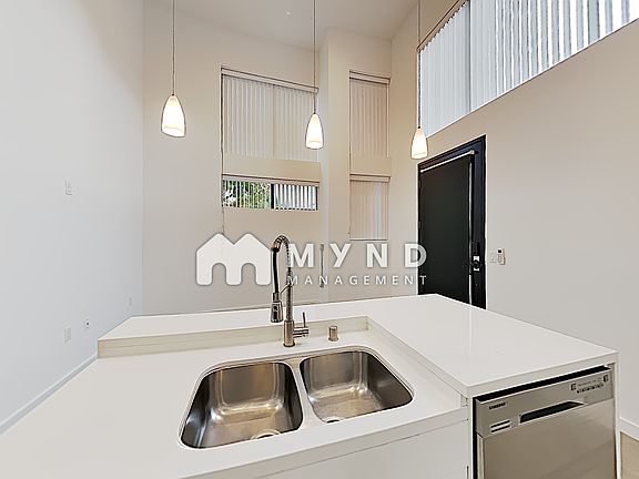 4th image of 2104 Columbia St #1