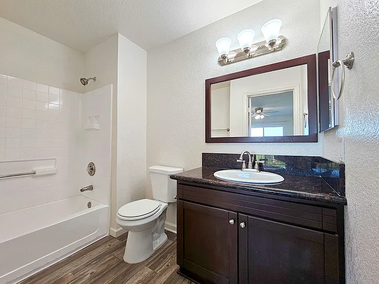 Newport Gardens Apartments — Photo 23