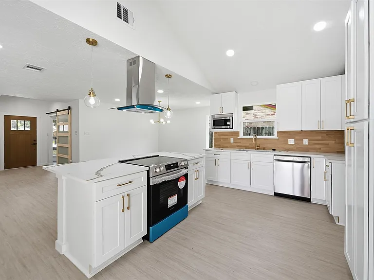 25402 Thistlewaite Ln — Photo 3