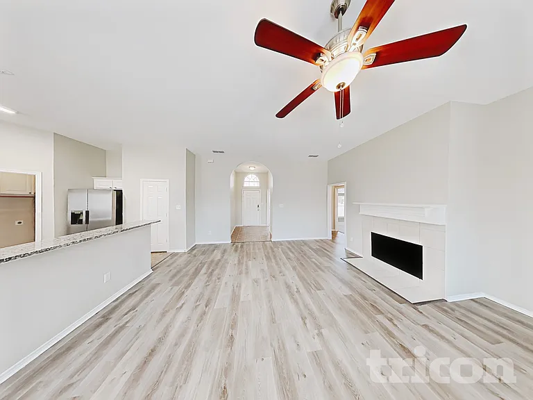 1013 Kingsley Dr — Photo 2