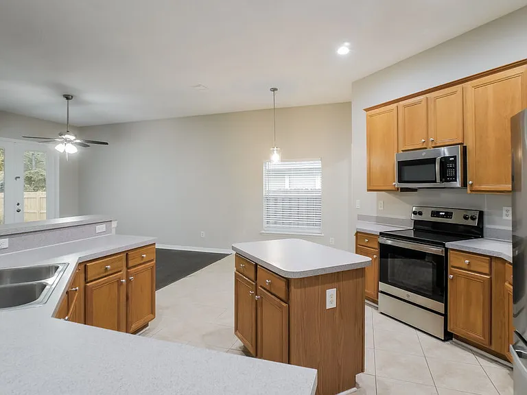 1653 Austin Ln — Photo 7