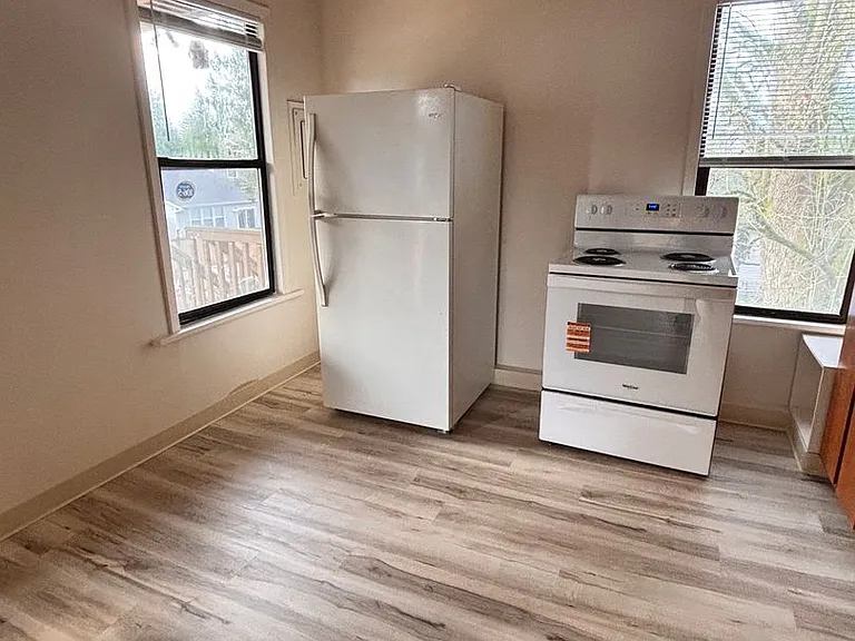 1129 E State St #1&2 — Photo 9