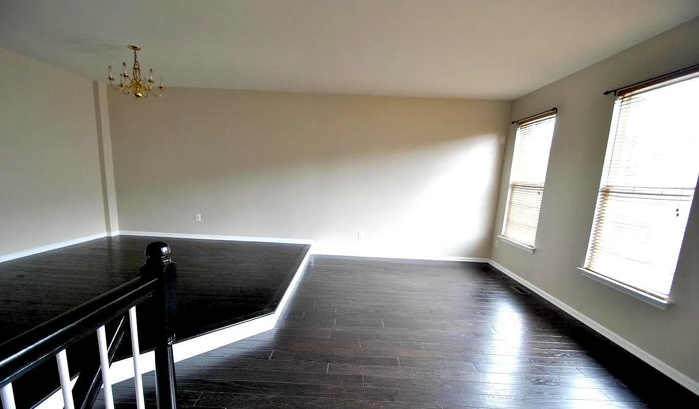 3 bed, 2800 sqft, $3,600 — Photo 2