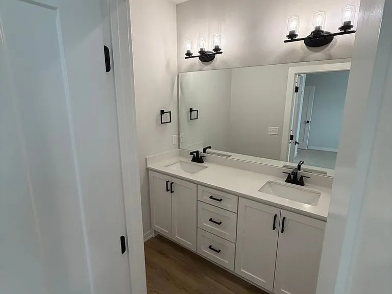 513 W Dallas St — Photo 66