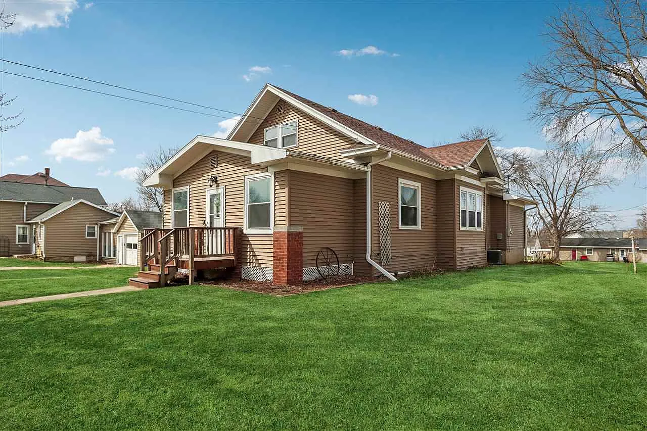 204 W Maple St photo 1