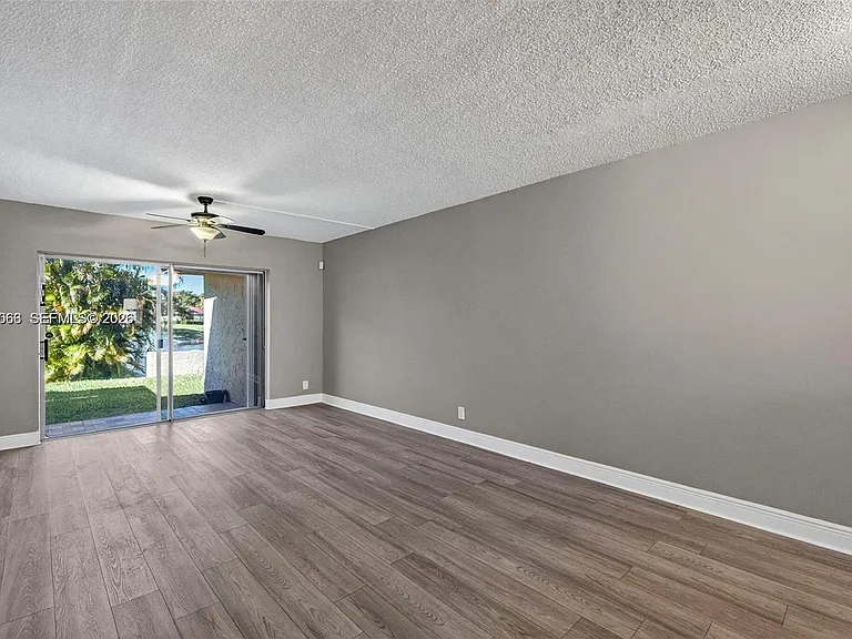 908 Twin Lakes Dr #8-C — Photo 2