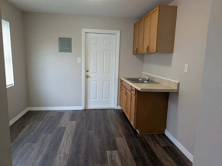 1028 W South St #1 — Photo 7