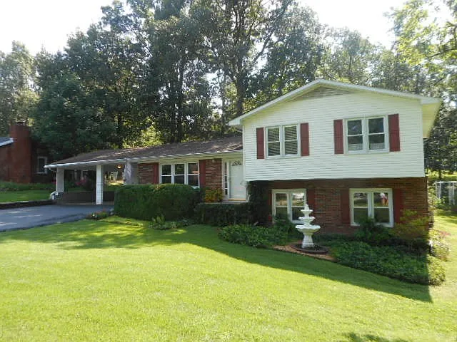 1004 McPherson Dr photo 1