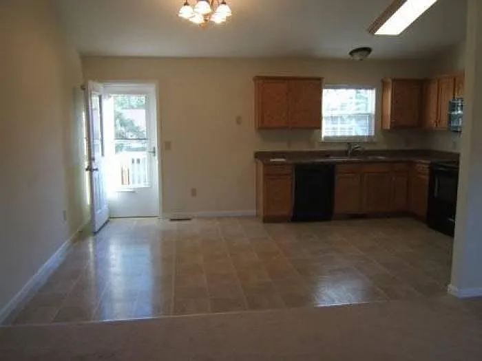 3 bed, 1300 sqft, $1,900 — Photo 3