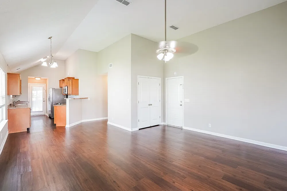 3 bed, 2.0 bath, 1248 sqft, $2,105 — Photo 4