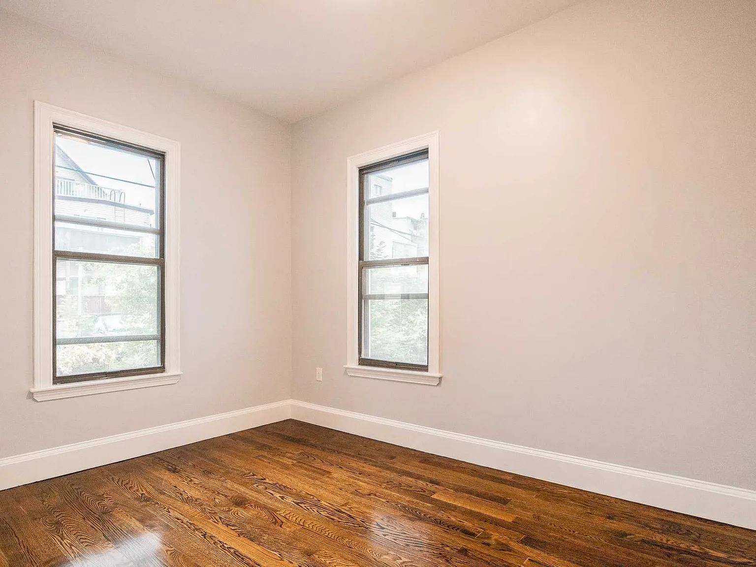 5 bed, $4,250 — Photo 2