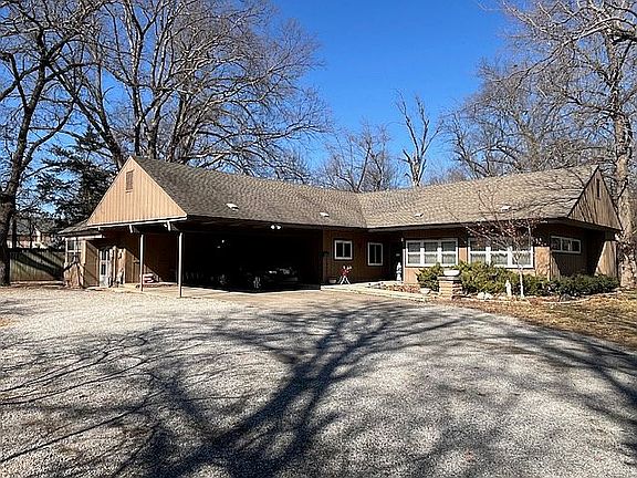 2nd image of 724 Monument Rd