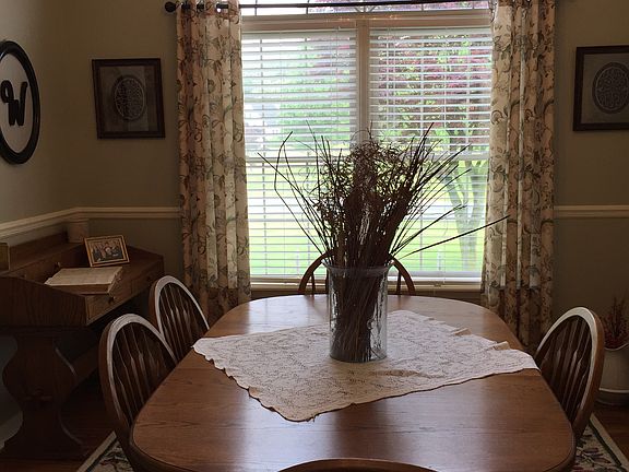 dining rm w/ arched window
