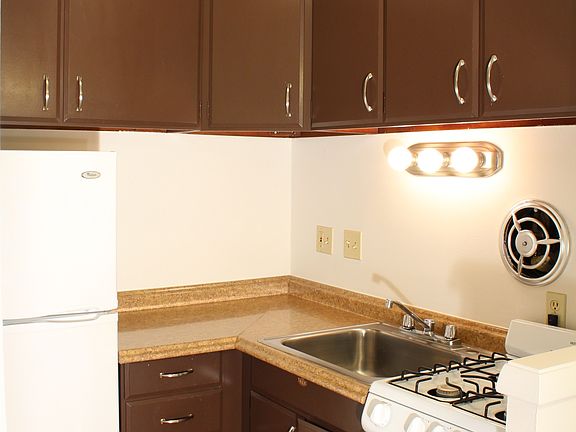 4th image of 2545 N Maryland Ave