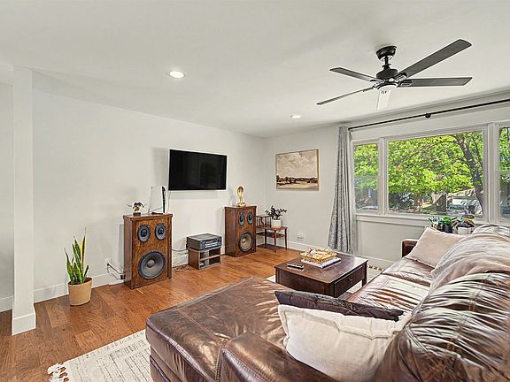 4th image of 2120 Applewood Ln