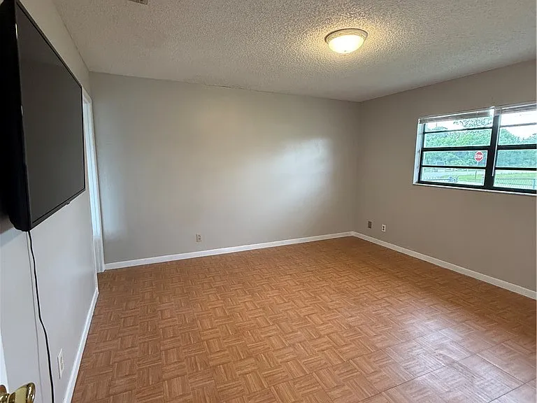 303 Lotus Ave — Photo 12