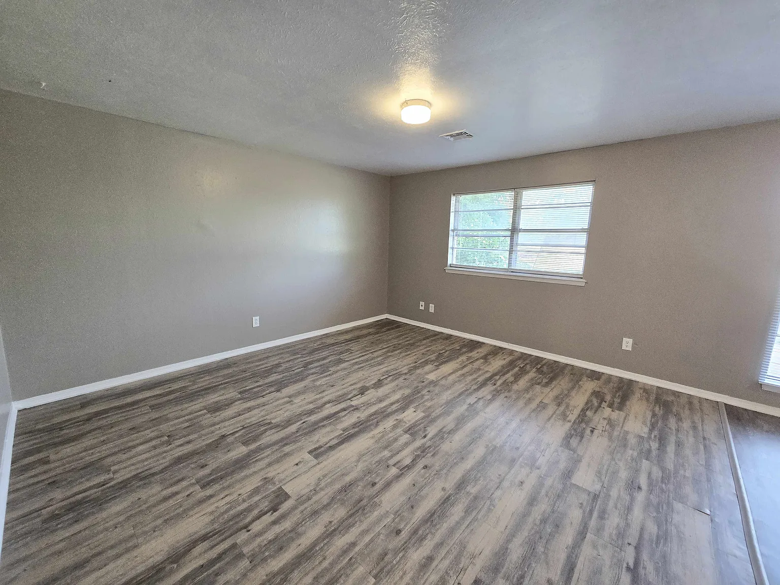 4 bed, 1.5 bath, 1605 sqft, $1,295 — Photo 3