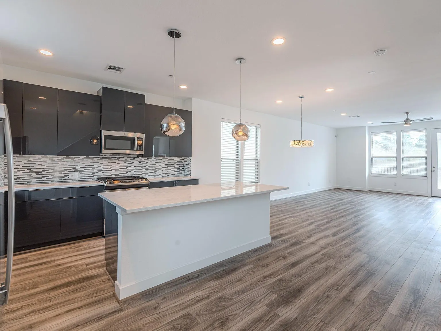 2 bed, 2.5 bath, 1565 sqft, $2,200 — Photo 2