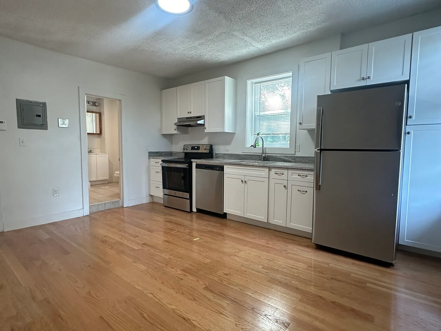 1 bed, 555 sqft, $2,381 — Photo 2
