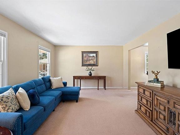 3rd image of 860 Duckview Ct